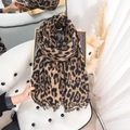 Morbida sciarpa in finto cashmere con stampa leopardata e frange in marrone e nero - 67*180cm / Marrone