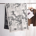 Schwarz-weißer Schal mit handgezeichneten afrikanischen Tiermotiven und Fransenrand - 185x67cm / Schwarz-Weiß Afrikanischer Wildtierdruck