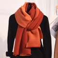 Écharpe en maille gaufrée avec dégradé orange à bordeaux et bords à franges fins - Orange