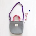 Sac en toile matelassée grise avec anses roses, bandoulière violette et patch alpaga - Sac à bandoulière gris