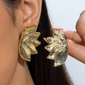Gelaagde gouden bladoorbellen met gehamerde textuur gedragen door een vrouwelijk model - Gehamerde Gelaagde Waaierstijl (31215-ear-G-EP) / Goud