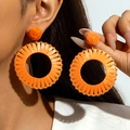 Böhmische orangefarbene Bast-Ohrringe mit gewebtem Design und glänzenden Metallperlen - Orange