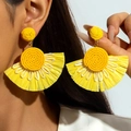 Detalle de pendientes de abanico en rafia amarilla con cuentas en estilo de vacaciones - Amarillo