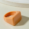 Vue détaillée d'une bague carrée épaisse en acrylique rose poudré au fini brillant - Style Carré Simple (31762) / Rose chair