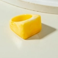 Vue détaillée d'une bague carrée en résine avec texture marbrée jaune et blanc sur socle - Style Carré Simple (31762) / Light jaune