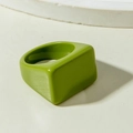 Gros plan d'une bague carrée en acrylique vert citron avec une texture moderne - Style Carré Simple (31762) / Vert