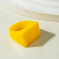 Gros plan d'une bague épaisse en acrylique jaune vif sur un support blanc - Style Carré Simple (31762) / Jaune vif