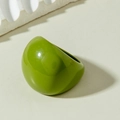 Detalle macro de un anillo de resina verde esmeralda brillante con diseño grueso y minimalista - Estilo de Cúpula Redondeada (31763) / Verde esmeralda