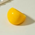 Primer plano macro de anillo minimalista de resina amarilla sobre superficie beige clara - Estilo de Cúpula Redondeada (31763) / Amarillo tierno