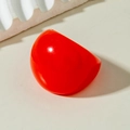 Detalle de un anillo de cúpula en acrílico rojo sobre un fondo de piedra minimal - Estilo de Cúpula Redondeada (31763) / Rojo