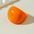 Detalle de un anillo de cúpula de acrílico naranja grueso con acabado brillante y diseño robusto - Estilo de Cúpula Redondeada (31763) / Naranja