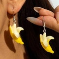 Realistische Bananenohrringe mit gelben Harzanhängern und silbernen Ohrhaken für Damen - Geschälte Banane Stil (31750-ear-yellow-EP)