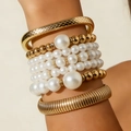 Schickes mehrlagiges Schmuckset mit geprägten Goldarmreifen und weißen Perlenarmbändern - Goldfarbenes Mehrlagiges Stapelbares Armband Set (31726-bra-G-EP)