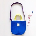 Sac bandoulière en toile matelassée bleu roi avec poignées jaunes et patch alpaga - Sac à bandoulière bleu