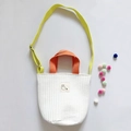 Sac seau matelassé blanc avec anses orange, bandoulière jaune et écusson mouton mignon - Sac à bandoulière blanc
