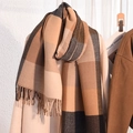 Sciarpa a quadri in maglia beige e cammello con nappe e morbida trama - Beige Cammello Nero Colorblock (Stile 3)