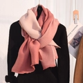 Écharpe bicolore rose et crème en faux cachemire plissé avec bords à franges courtes - Rose