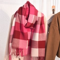 Écharpe à carreaux d'hiver rouge et rose avec franges sur manteau clair - Rose Rouge Blanc Colorblock (Style 6)