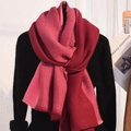 Écharpe en maille bicolore rose et rouge avec texture côtelée et finition épaisse en cachemire - Rouge