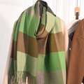 Écharpe en tricot à carreaux verts et marron avec franges sur un manteau de laine - Vert Brun Gris Colorblock (Style 8)
