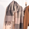 Écharpe épaisse en maille color-block avec carreaux gris, beige et rose à franges - Gris Beige Rose Colorblock (Style 9)