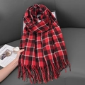 Klassischer rot-schwarz karierter Strickschal mit langen Fransen auf dunklem Lederhintergrund - 65-180CM / Rot