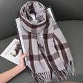 Bufanda clásica de cuadros grises con flecos en sofá para el calor del invierno - 65x180cm / Gris