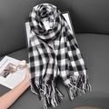 Klassischer schwarz-weiß karierter Strickschal mit Fransen auf einem grauen Stuhl - 65-180CM / Schwarz Weiß