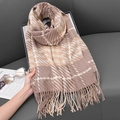 Klassischer Hahnentritt-Schal mit Fransen aus beigem Kaschmirimitat auf grauem Leder - 180cmx65cm / Khaki