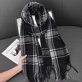 Bufanda clásica de cuadros blancos y negros con flecos largos para otoño e invierno - 65x180cm / Negro