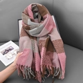 Bufanda de invierno a cuadros con parches rosa y marrón y flecos sobre fondo gris - Rosa Sakura