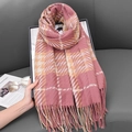 Hahnentritt-Schal in Morandi-Rosa mit Streifen und Fransen auf grauem Sofa - 180cmx65cm / Himbeerrosa