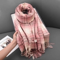 Sciarpa vintage a quadri rosa e beige con nappe per donna abbinata a una cornice - Rosa