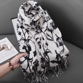 Sciarpa invernale da donna in finto cashmere con frange e motivo floreale bianco e nero - 67*180cm / Bianco