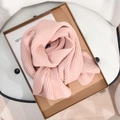 Rosa gestrickter Winterschal mit weicher Rippstruktur im minimalistischen Stil - Hellrosa