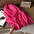 Écharpe en grosse maille rose fuchsia avec franges sur canapé et accessoires mode - 67cmx180cm / Rouge Rose