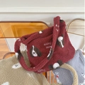 Detailaufnahme der Fleece-Tragetaschen mit süßem Hunde-Stickmotiv in verschiedenen Farben - Angola Rot Retro Mode Hund Umhängetasche