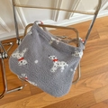 Detailtextur der grauen Lammwolltasche mit süßem Dalmatiner-Welpen-Druckmuster - Graue Dalmatiner-Hunde-Umhängetasche