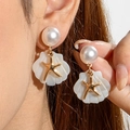 Böhmische Muschelperlen-Ohrhänger mit goldenem Seestern und maritimen Design-Elementen - Perle Muschel Seestern Hängestil (30062-ear-white)