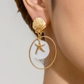 Bohemian Muschel und Seestern Ohrringe Set in Gold-Finish am Modell Nahaufnahme - Muschel Rundreif Seestern Stil (9814-ear-white-5)