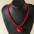 Nahaufnahme der roten Acryl-Herzkette und passenden Perlenkette im Kirsch-Stil - Rote Herz Anhänger Perlenkette (31941-nek-red-1-EP)