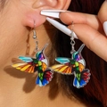 Makro-Detail von Kolibri-Ohrringen aus Acryl mit Farbverlauf und metallischen Haken - Bunter Kolibri Stil (32230-ear-col-EP)