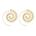 Dettaglio di orecchini a spirale dorati con intricati motivi a foglia in stile etnico - Oro(4510)