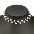 Detalle de collar de perlas onduladas con perlas blancas y alambre de metal dorado - Choker de Perlas Ondulado (5634-G)