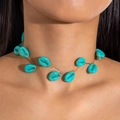 Nahaufnahme der Bohème-Halskette mit türkisfarbenen Muscheln an einem Model - Türkis Muschel Anhänger Halskette (28671-blue)