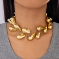 Nahaufnahme der klobigen goldene Flüssig-Lava-Halskette mit unregelmäßigen Metallanhängern - Gold Irreguläre Flüssigmetallkette (28672-gold)