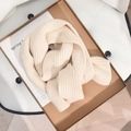 Minimalistischer creme-weißer Rippstrick-Winterschal, ordentlich gefaltet im Heimdekor - Weiß