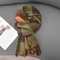 Sciarpa in maglia a quadri verdi e arancioni con frange su pelle grigia - 45-180CM / Verde erba