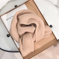 Minimalistischer beiger Strickschal mit vertikaler Textur in Geschenkbox - Khaki