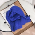 Dicker Grobstrickschal in Kleinblau mit Rippenstruktur für einen warmen Winterstil - Königsblau